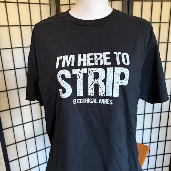 Im Here to strip electrical Wires- Mens Large Electrician Funny Shirt - Picture 2 of 8